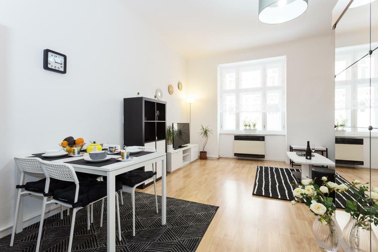 Stylish Apartment On Riverside Prague Exterior photo